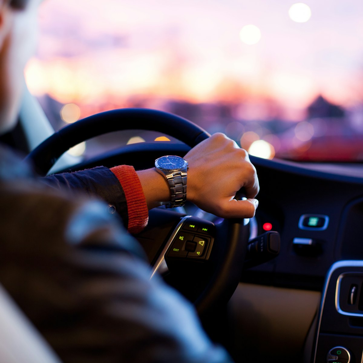 Chauffeur au volant d’un véhicule